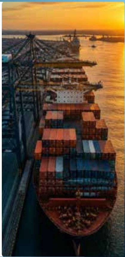 Navio porta-contêineres atracado ao pôr do sol